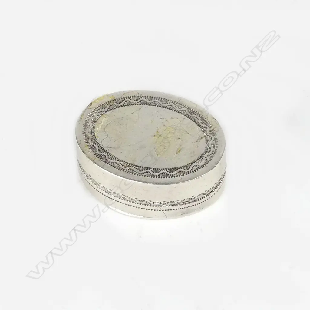 A George III silver small oval vinaigrette Image 1++