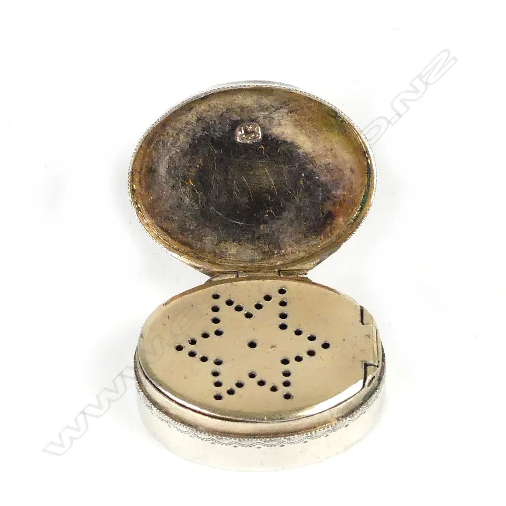 A George III silver small oval vinaigrette Image 1++