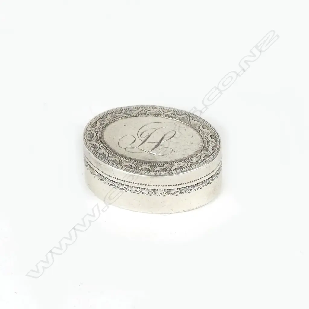 A George III silver small oval vinaigrette Image 1++