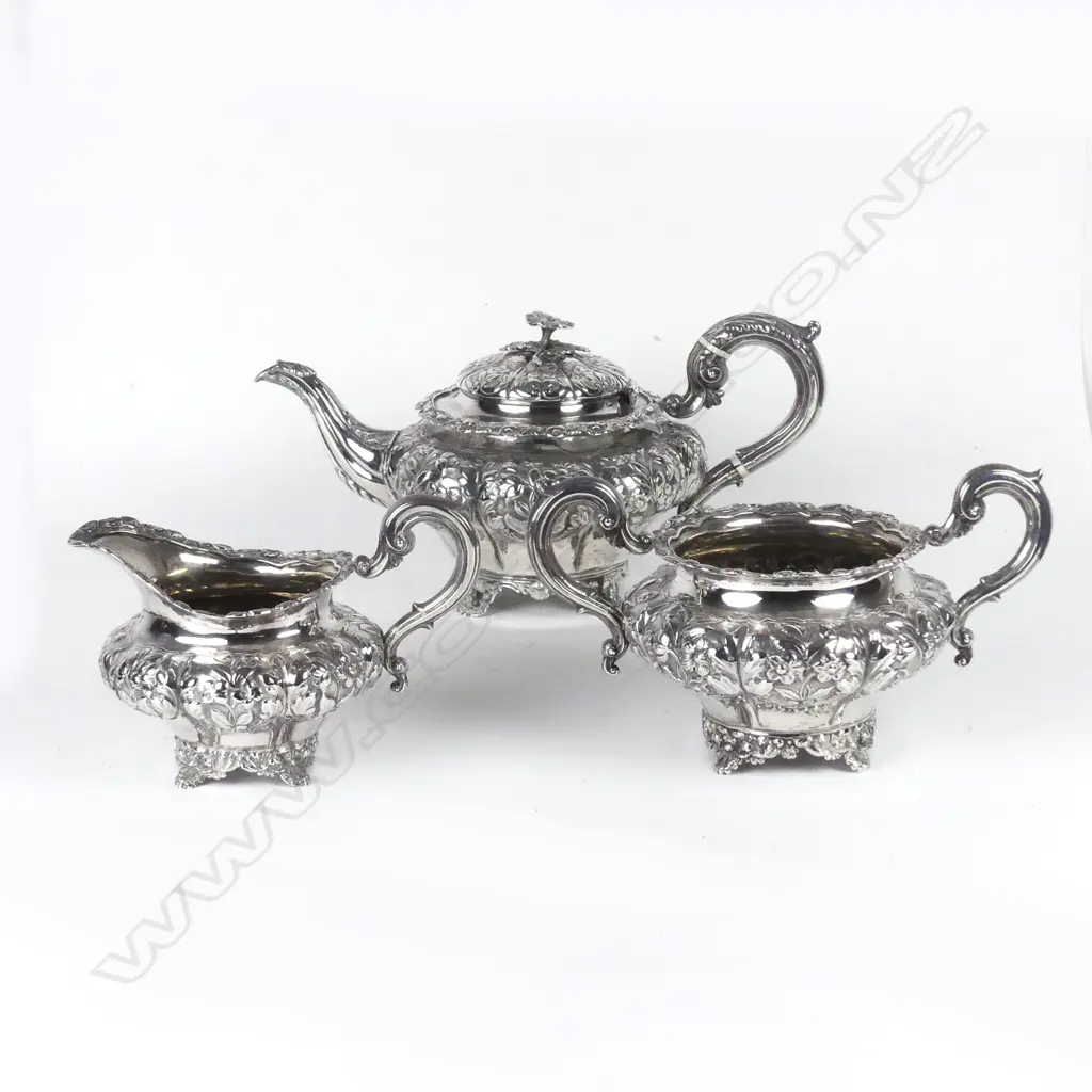 A Wm. IV/Victorian silver matched three piece tea set Image 1++