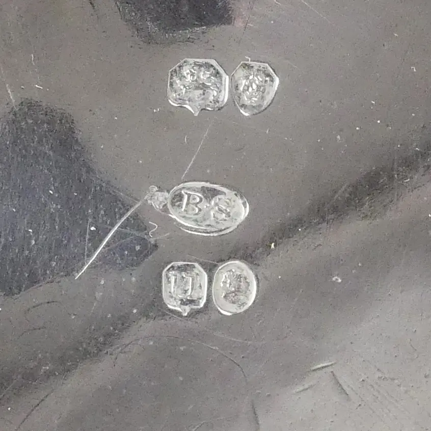 A Wm. IV/Victorian silver matched three piece tea set Image 1++