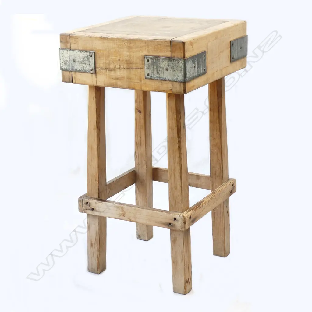 An early 20thC pine butcher's block Image 1++