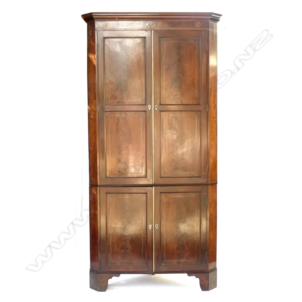 A Georgian mahogany floor standing corner cabinet Image 1++