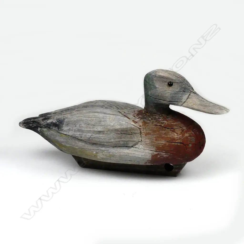 A late 19thC carved wooden duck decoy Image 1++