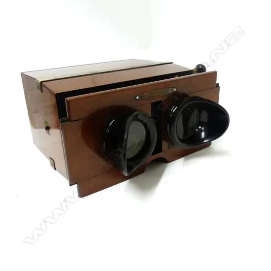 A box stereoscope viewer