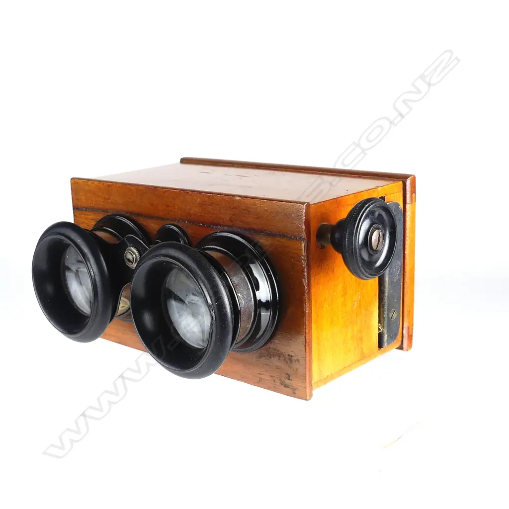 A small box stereoscope viewer Image 1++