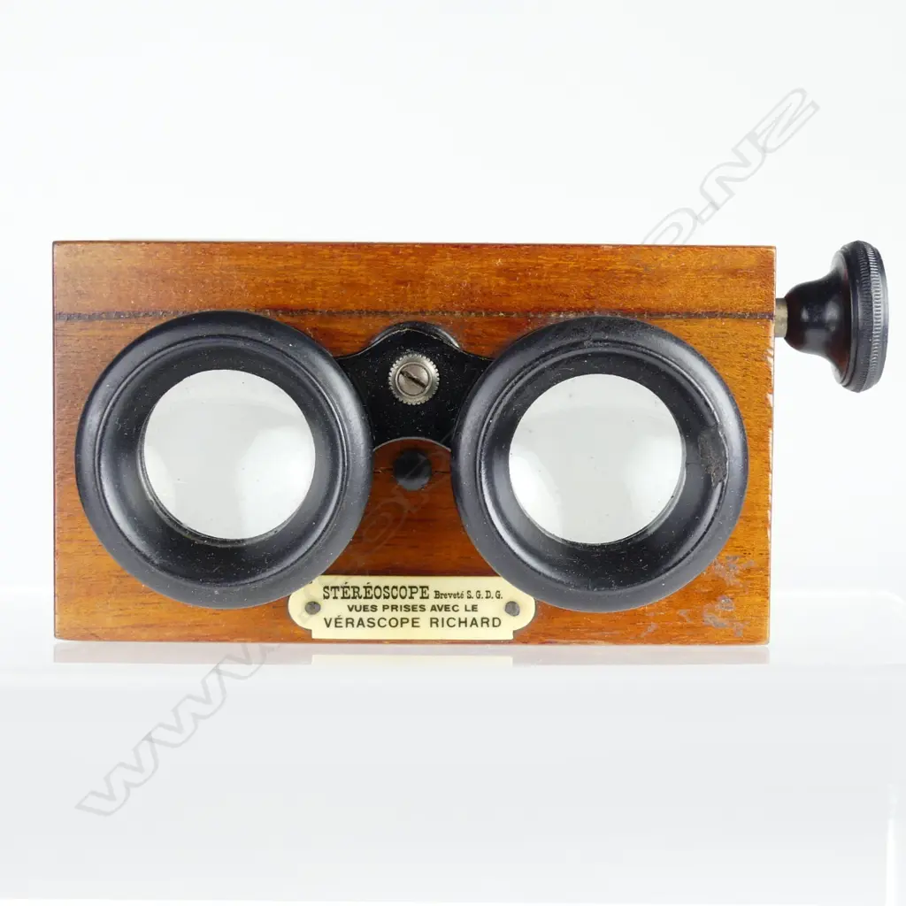 A small box stereoscope viewer Image 1++