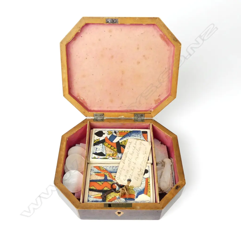 A good George III rosewood Tunbridge inlaid carved box Image 1++