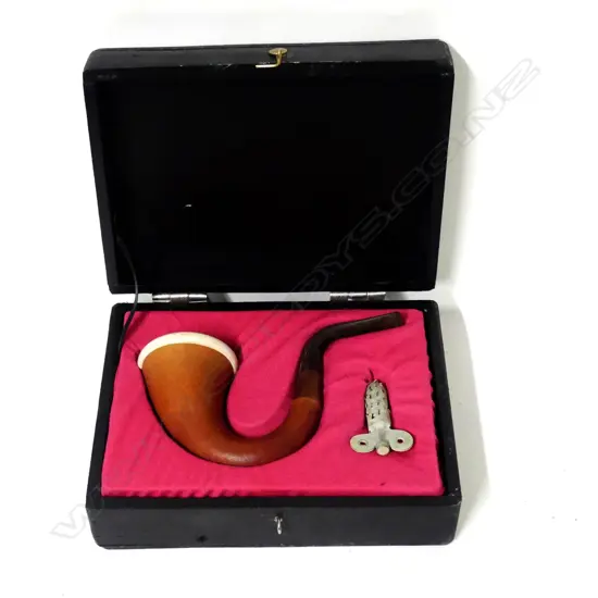 A calabash gourd and meerschaum inset bowled pipe