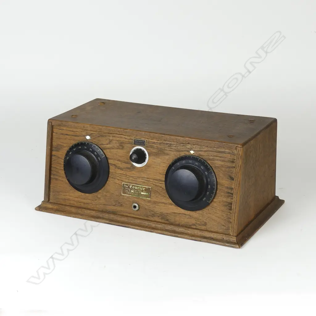 A J.Wiseman & Sons Ltd. 'Courier Model 3' radio receiver Image 1++