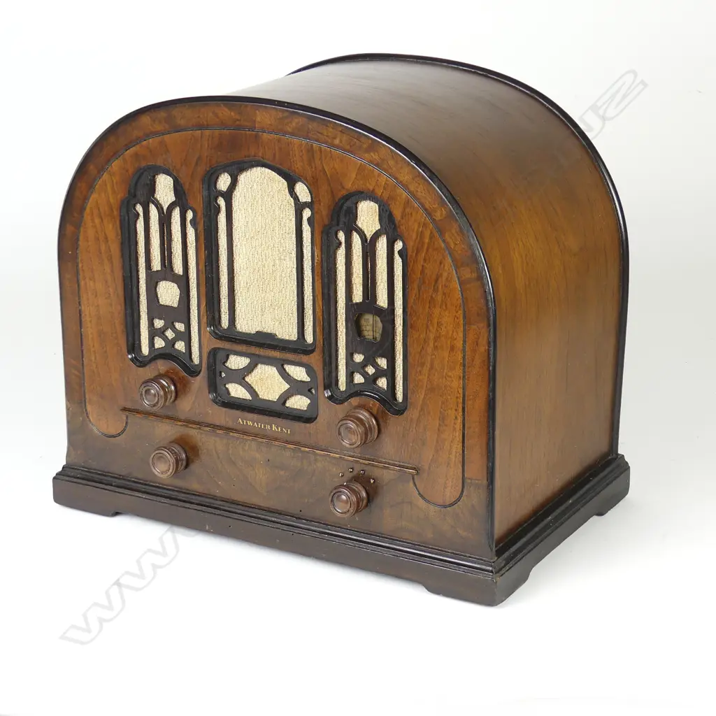 An Atwater Kent mantel radio Image 1++