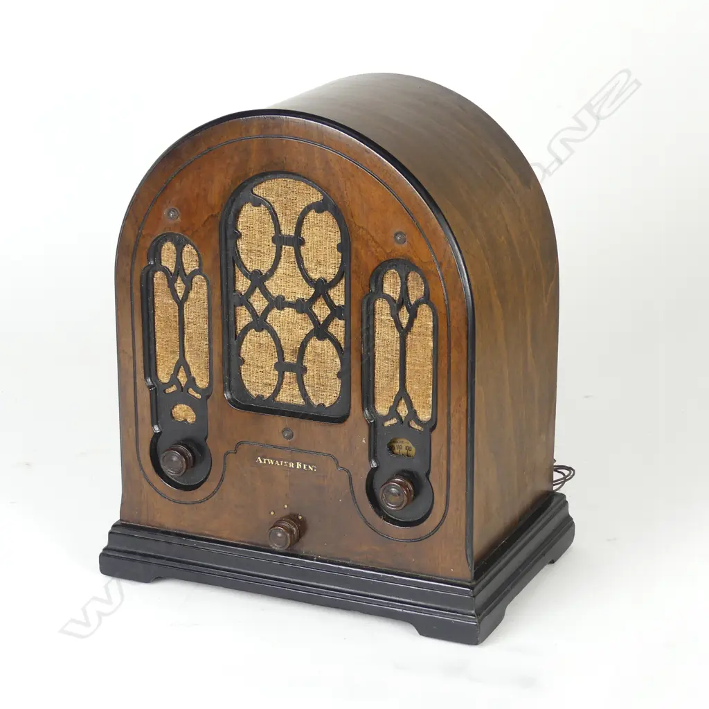 An Atwater Kent mantel radio Image 1++