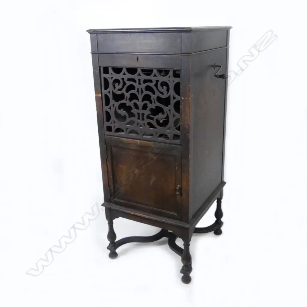 A vintage oak Edison floor standing diamond disc phonograph Image 1++