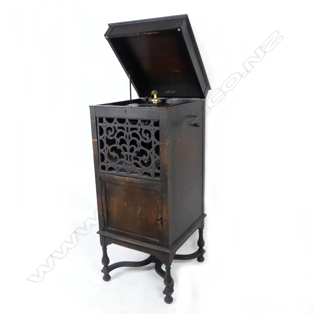 A vintage oak Edison floor standing diamond disc phonograph Image 1++