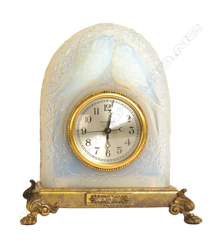 A 1930s opalescent glass cased clock Image 1++