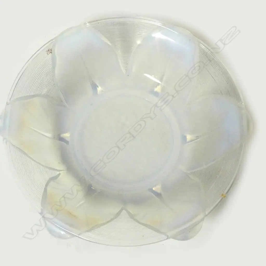 A 1930s French art glass opalescent bowl Image 1++