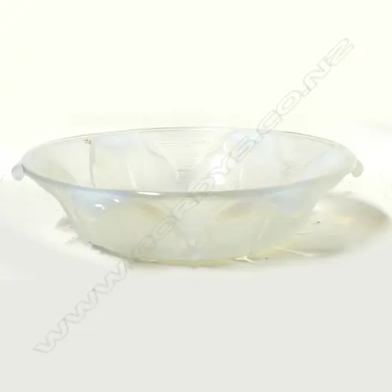 A 1930s French art glass opalescent bowl