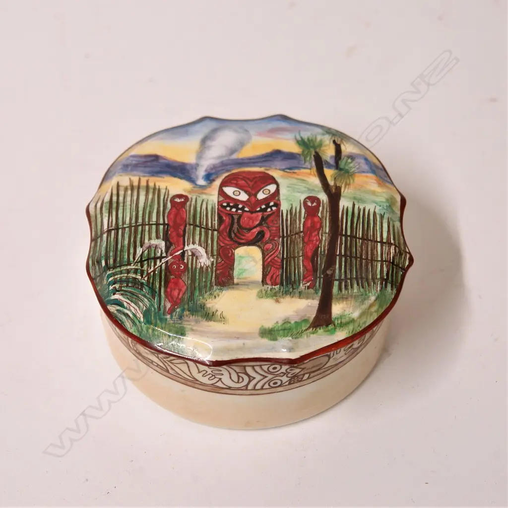 A Grimwades 'Maoriland' lidded box Image 1++