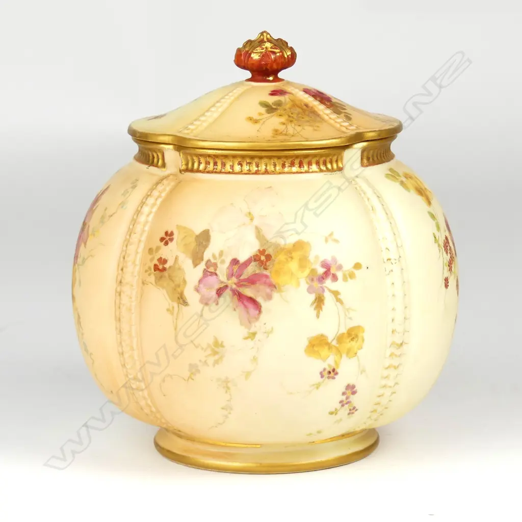 A large Royal Worcester lidded jar Image 1++