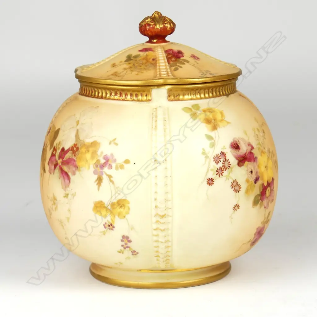 A large Royal Worcester lidded jar Image 1++