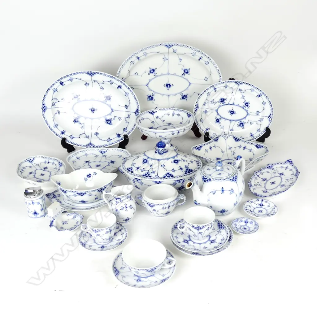 A large Royal Copenhagen part dinner service Image 1++