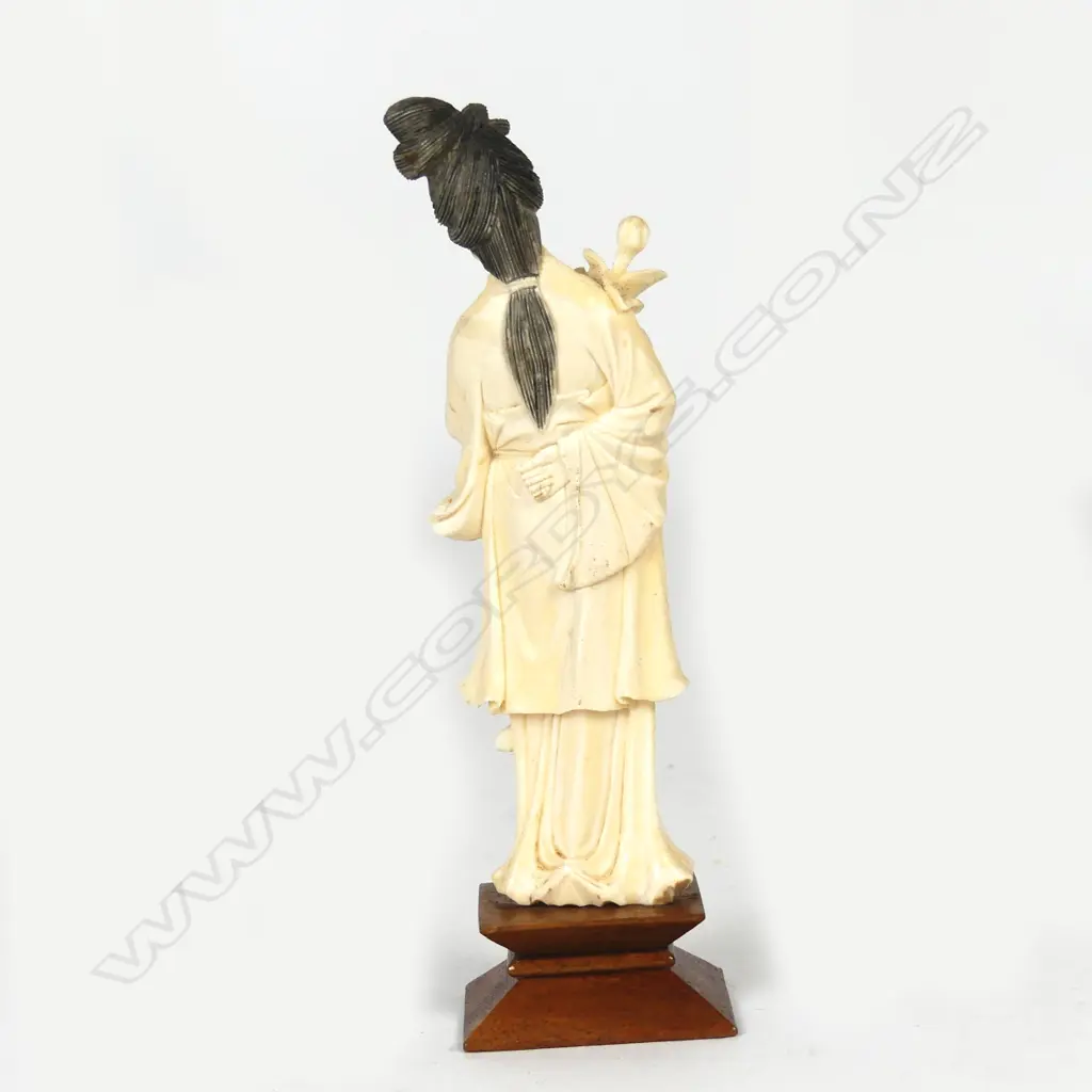 A late 19thC Chinese finely carved ivory card case Image 1++