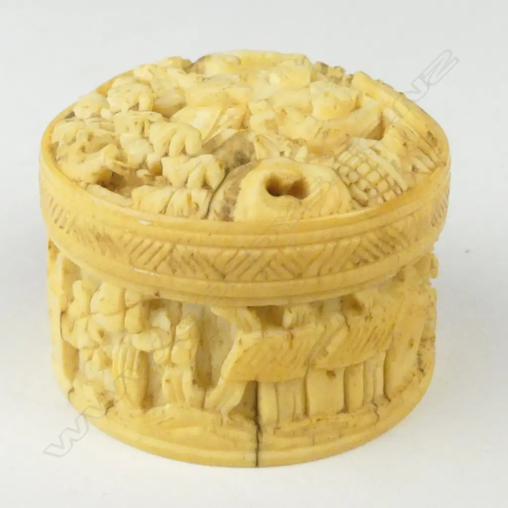 A small Chinese ivory carved box Image 1++