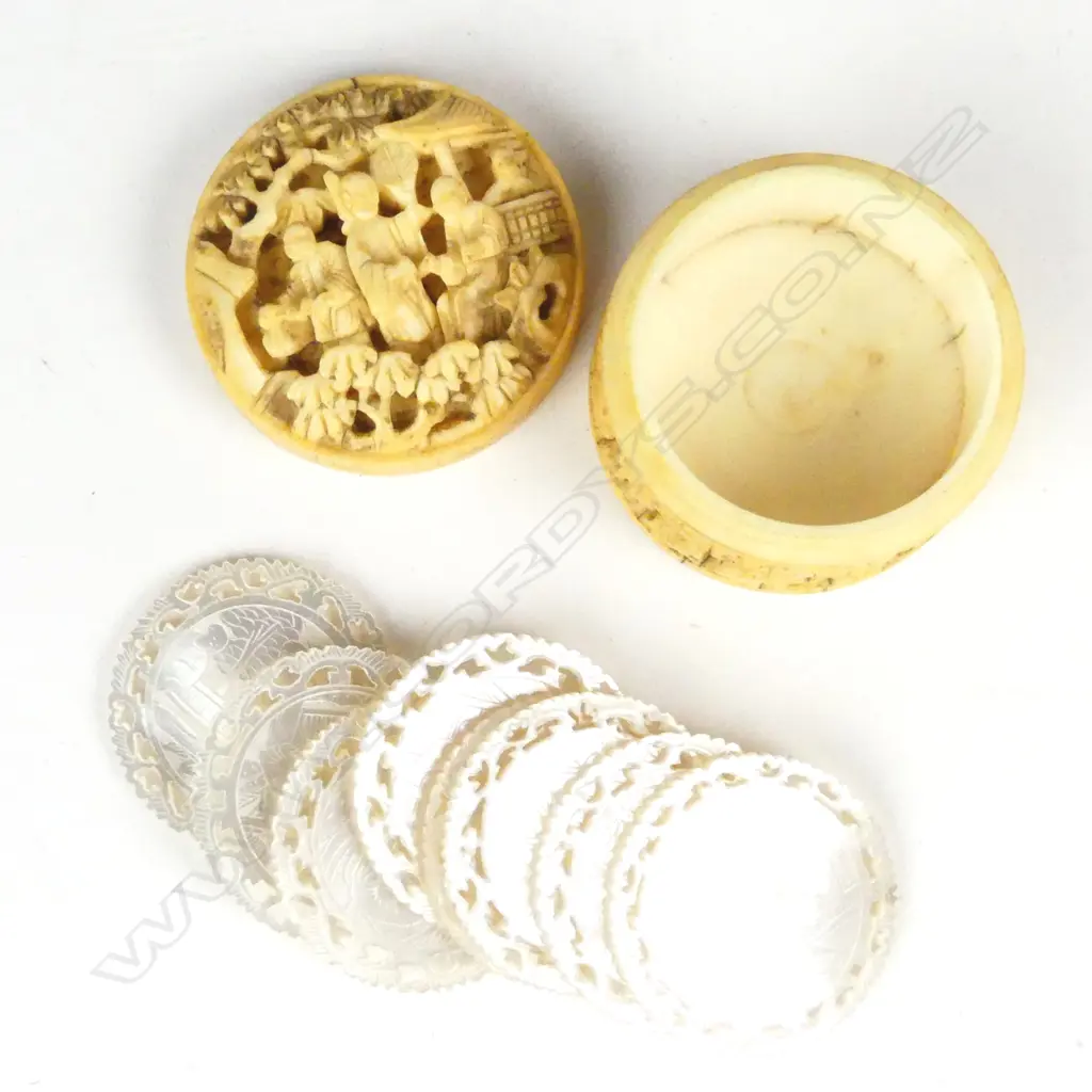 A small Chinese ivory carved box Image 1++