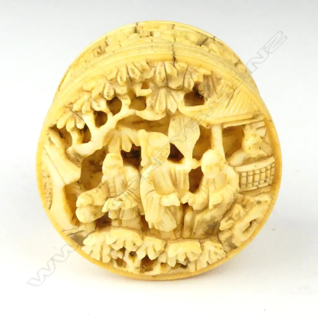 A small Chinese ivory carved box Image 1++