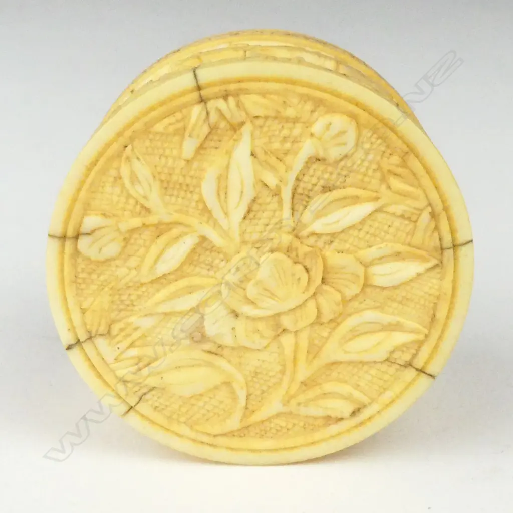 A small Chinese ivory carved box Image 1++
