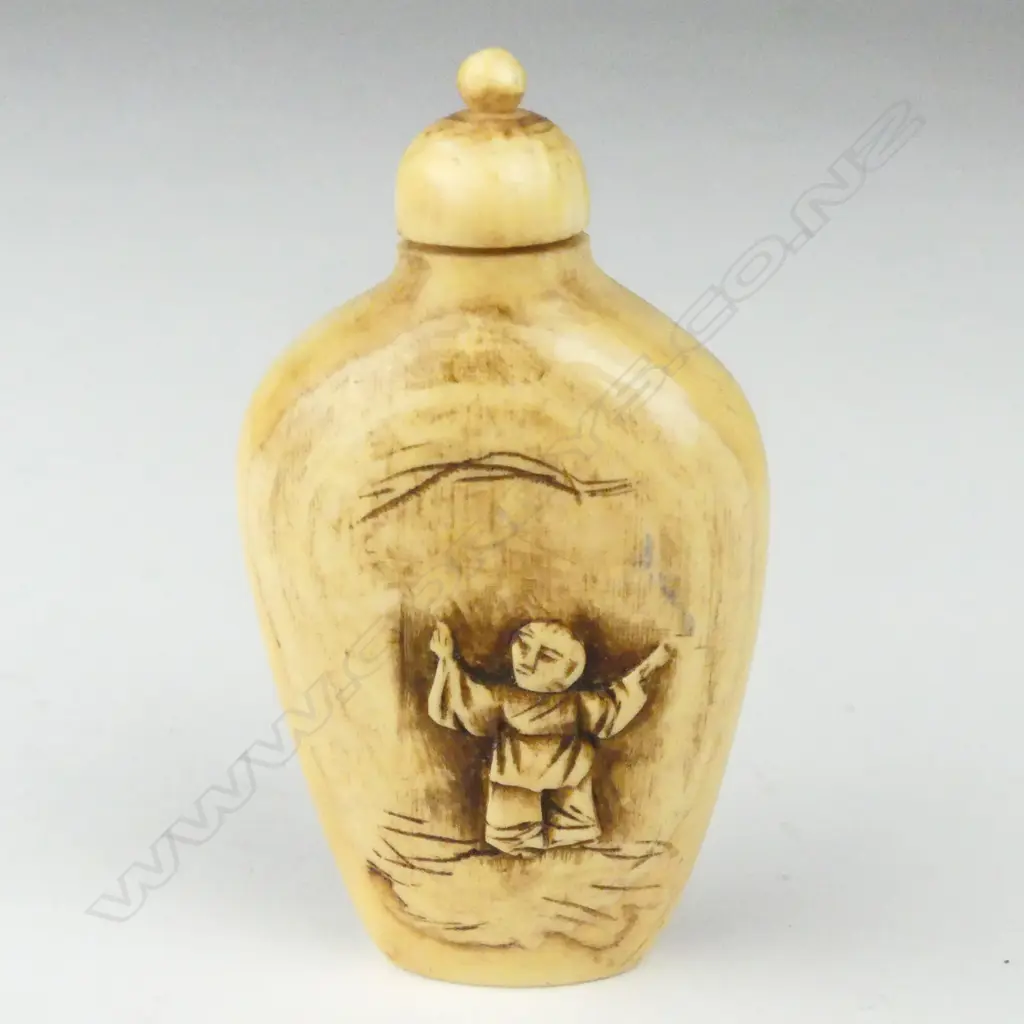 A Chinese ivory snuff bottle Image 1++