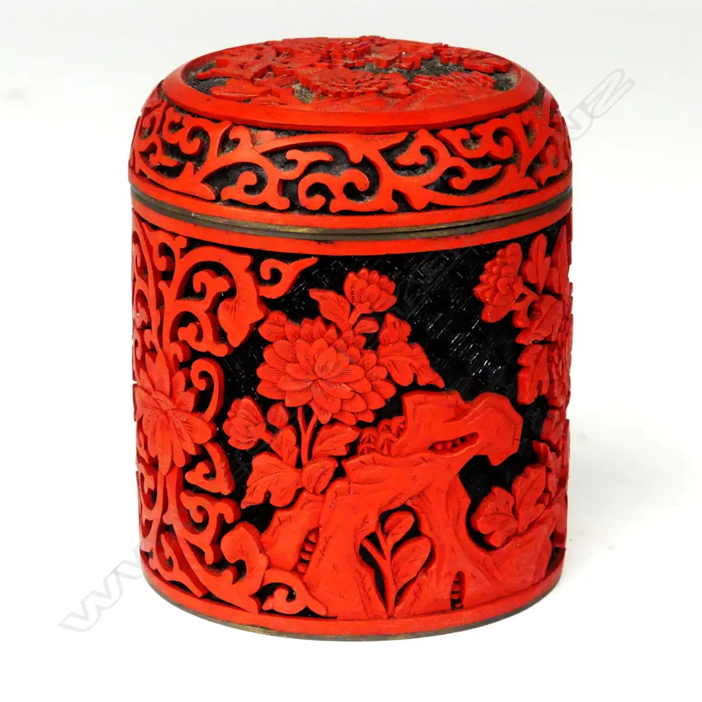 A cinnabar lacquer cannister Image 1++
