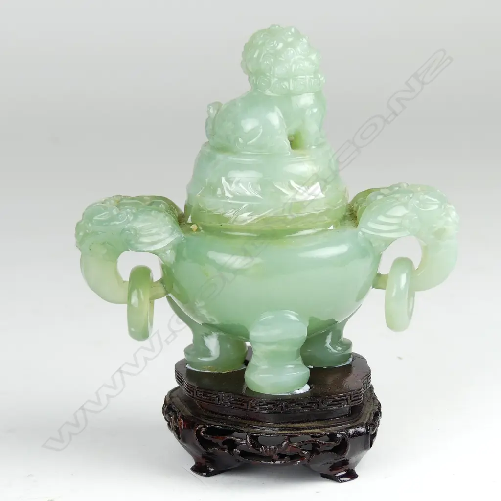 A Chinese carved jade censer and cover Image 1++
