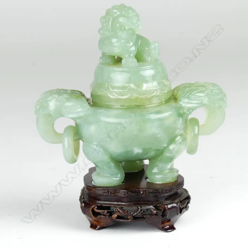 A Chinese carved jade censer and cover Image 1++