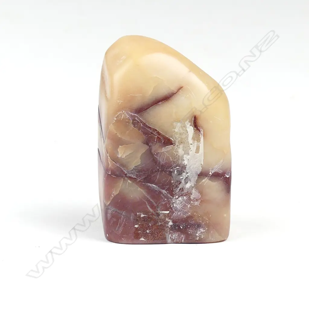 An uncarved hardstone seal Image 1++