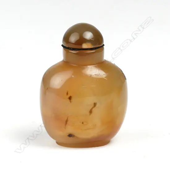 An agate snuff bottle