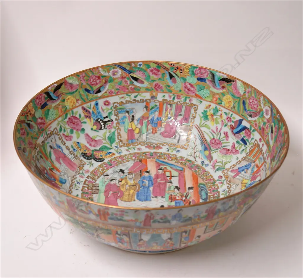 A large and impressive 18th/19thC Canton famille rose porcelain punch bowl Image 1++
