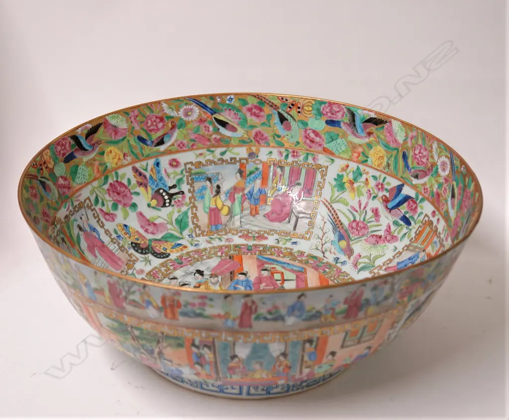 A large and impressive 18th/19thC Canton famille rose porcelain punch bowl Image 1++
