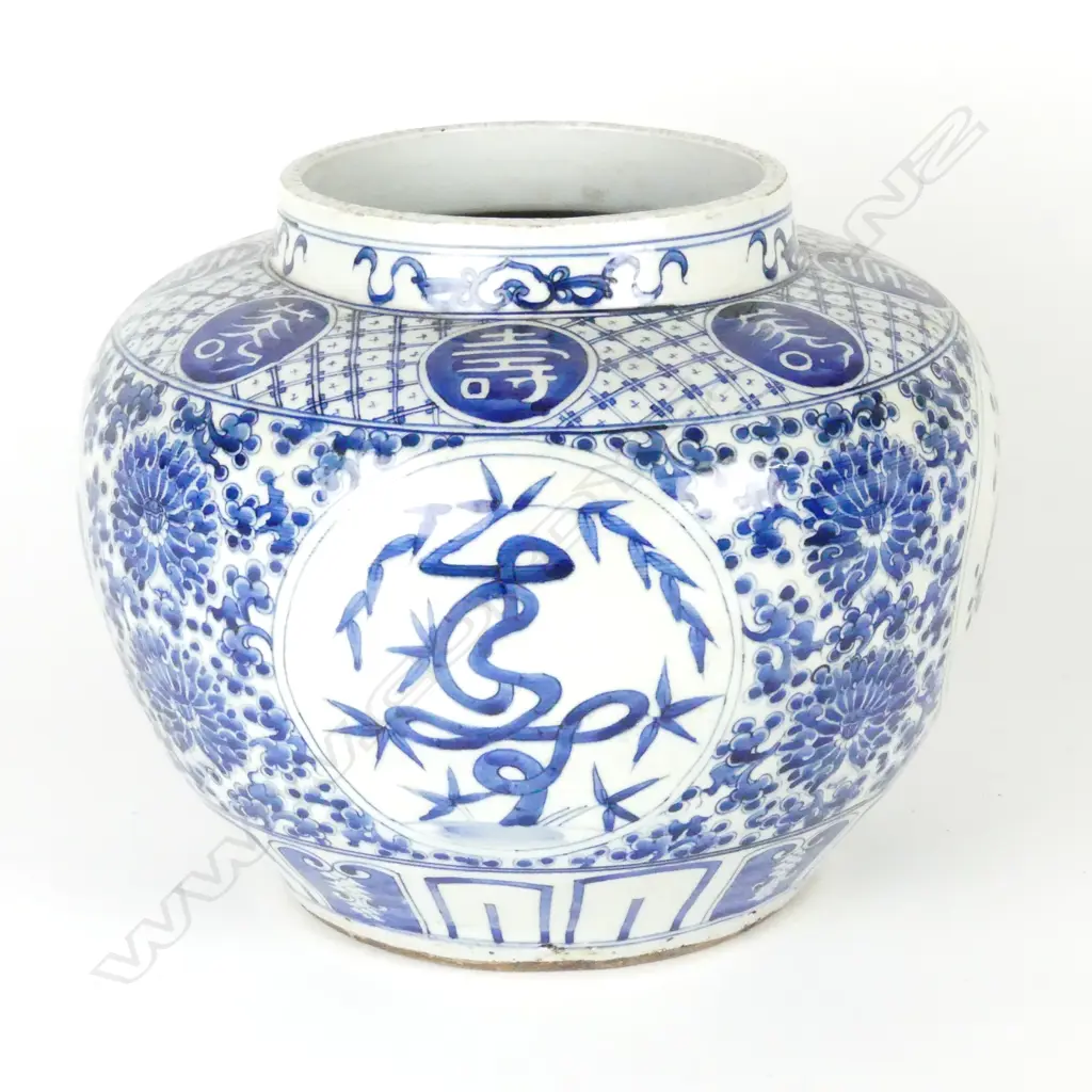 A large Chinese porcelain jar Image 1++