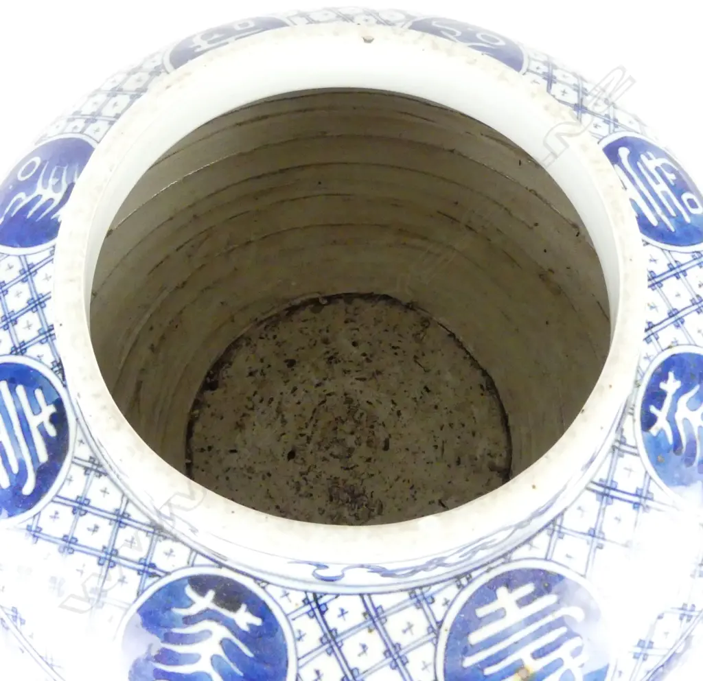 A large Chinese porcelain jar Image 1++