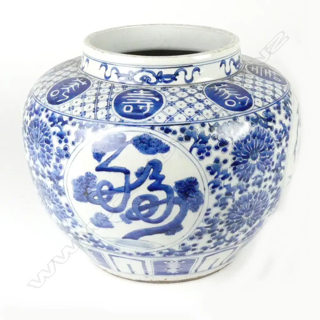 A large Chinese porcelain jar Image 1++