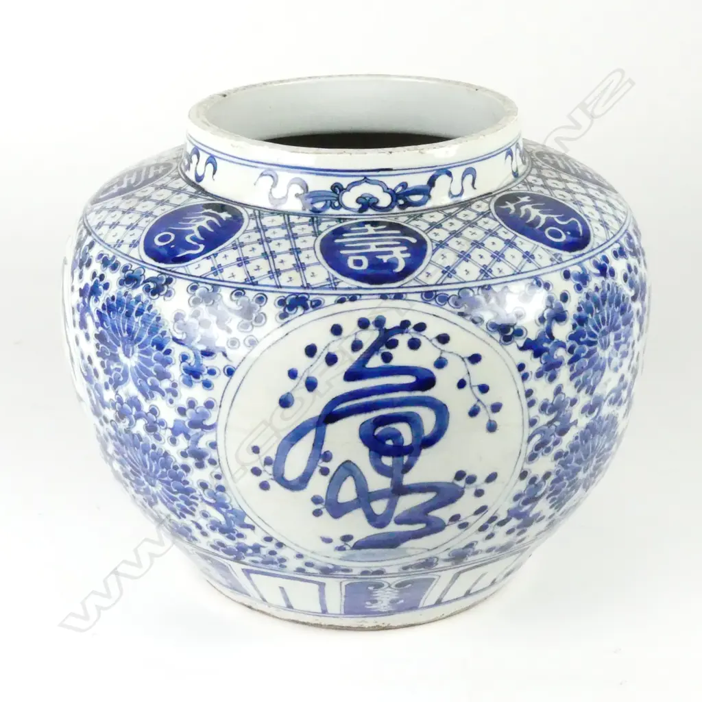 A large Chinese porcelain jar Image 1++