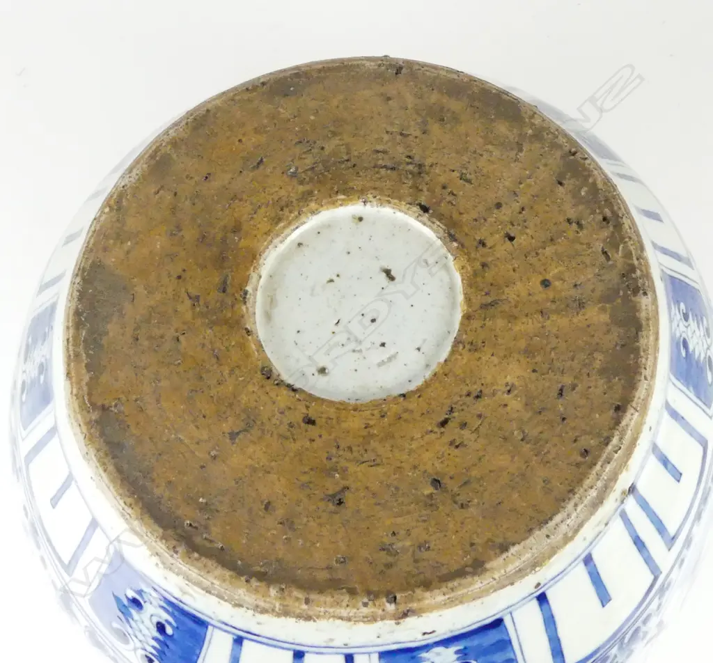 A large Chinese porcelain jar Image 1++