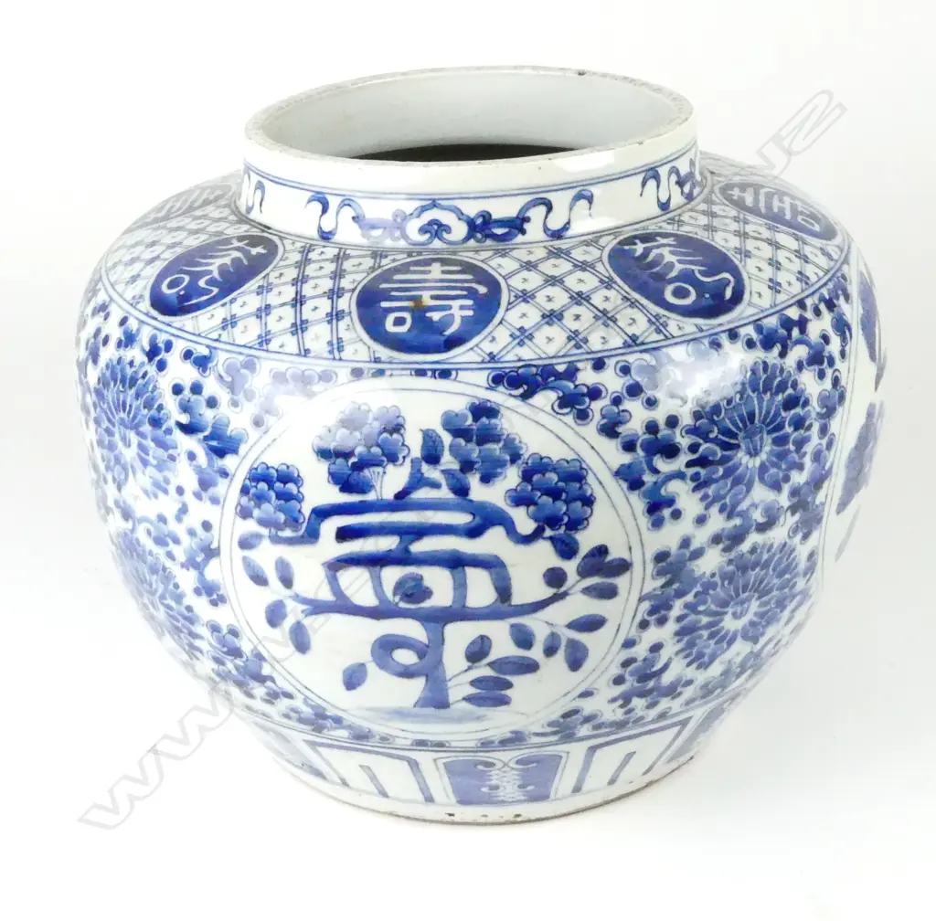 A large Chinese porcelain jar Image 1++