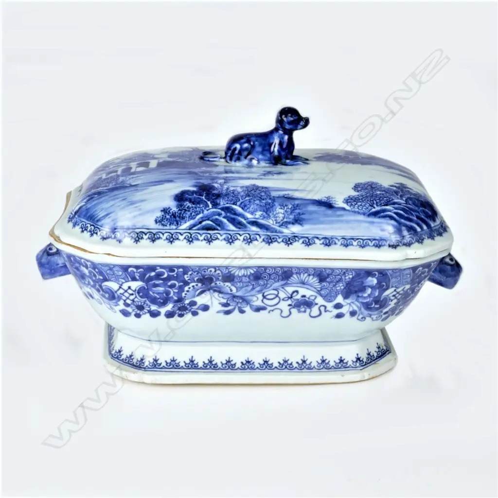 An 18thC Chinese export blue and white porcelain two-handled tureen Image 1++