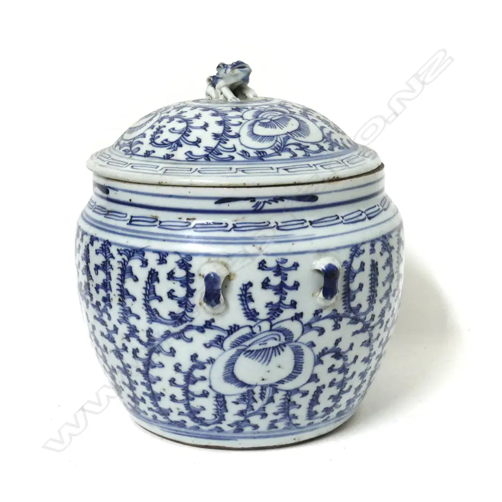 A Chinese blue and white porcelain large lidded jar Image 1++