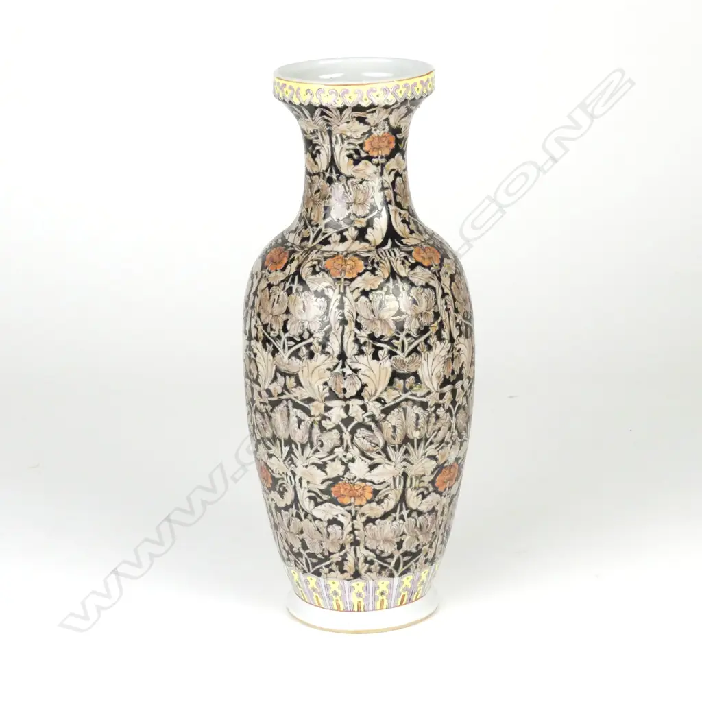 A Chinese porcelain vase Image 1++