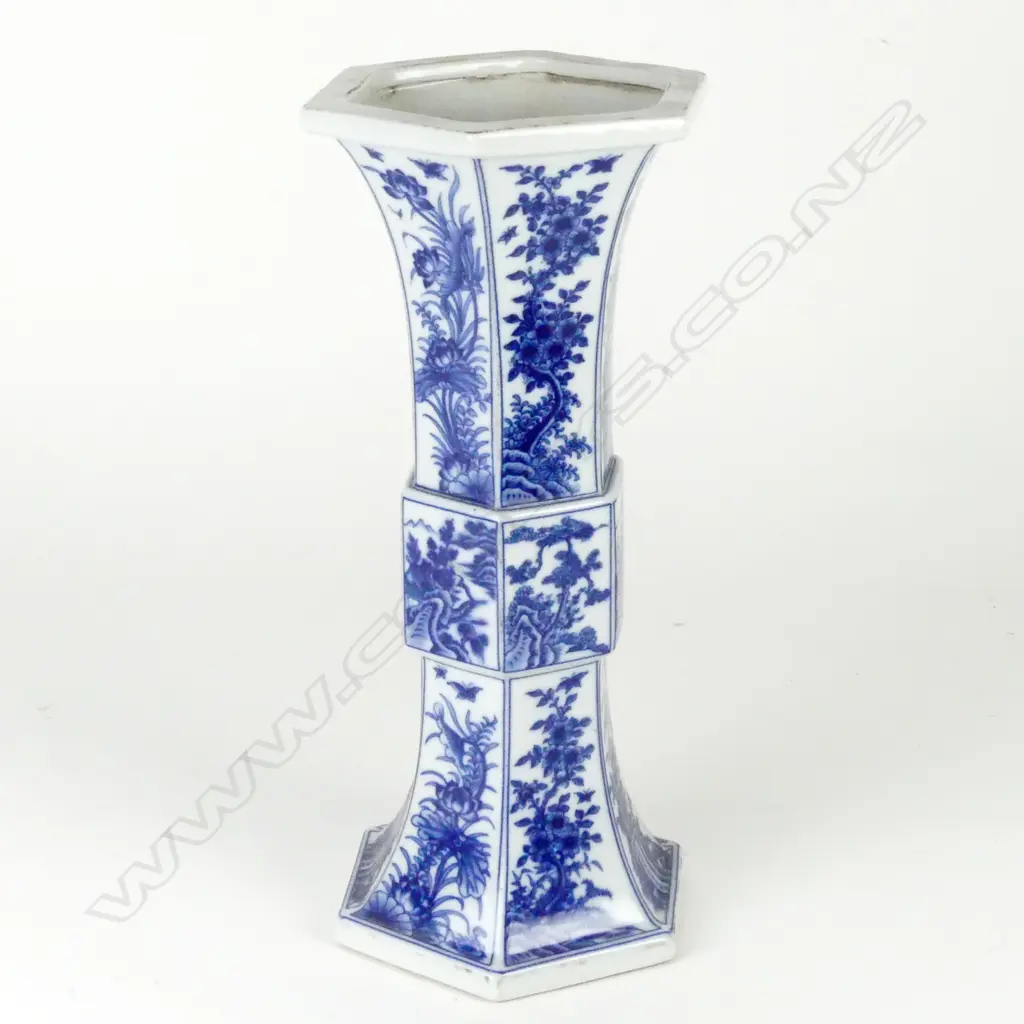A Chinese blue and white porcelain vase Image 1++