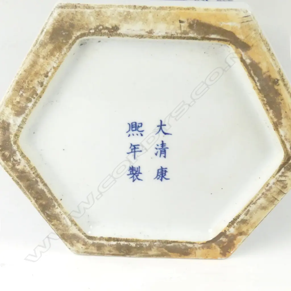 A Chinese blue and white porcelain vase Image 1++