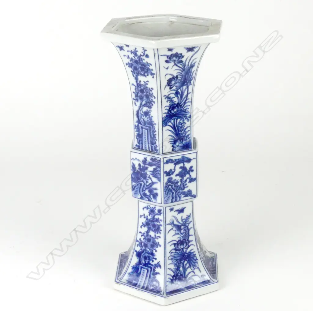 A Chinese blue and white porcelain vase Image 1++